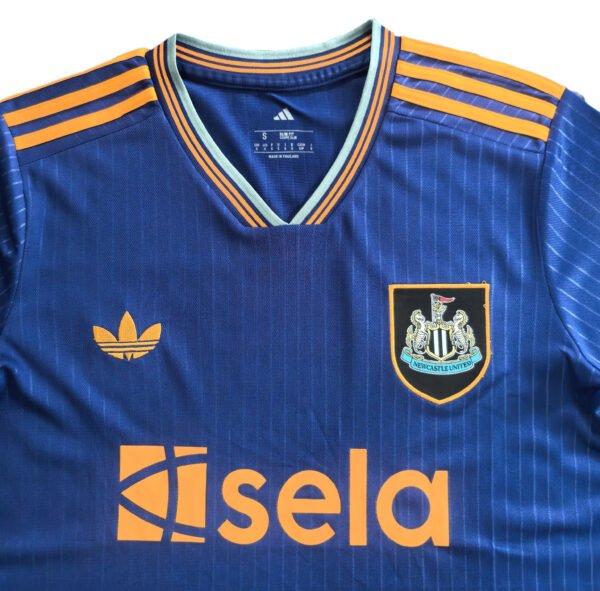 Manchester United third jersey 2025/26 with blue and gold design, featuring club crest and sponsor l.