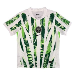 Alternative soccer jersey for Manchester United 2025/26 season with green and white tropical print.